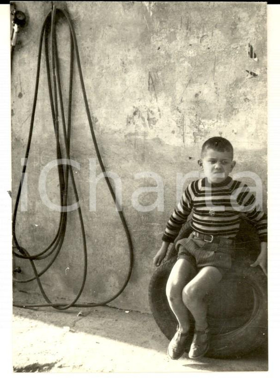 1953 MILANO Bambino in un autolavaggio di periferia *Foto ARTISTICA 7x10 cm