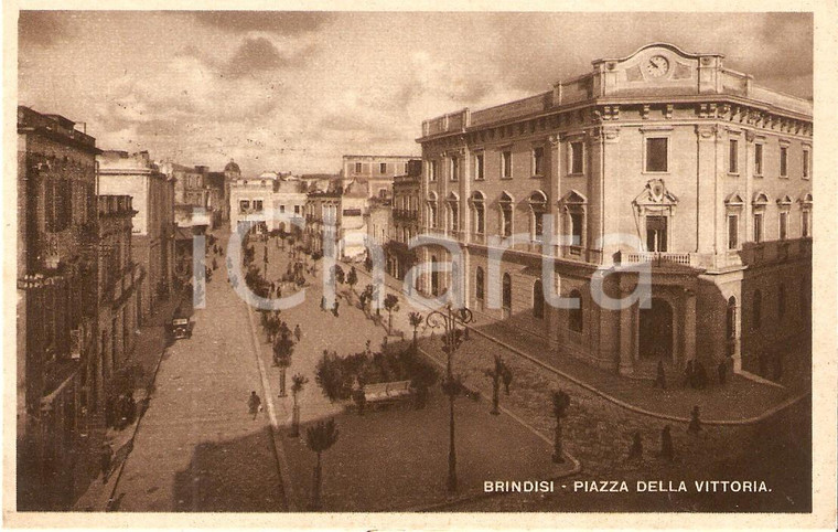 1941 BRINDISI Gente a passeggio in Piazza della Vittoria *Cartolina FP VG