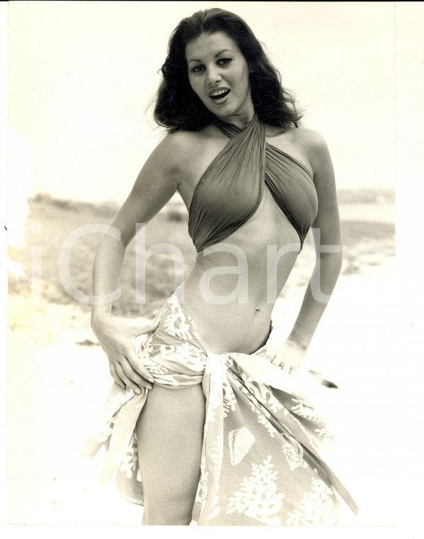 1970 ca ENGLAND Ritratto della modella Valerie KING in spiaggia *Foto 18x24