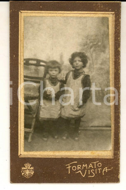 1920 ca AREA LOMBARDA Coppia di sorelline con una sedia *Foto VINTAGE 11x7