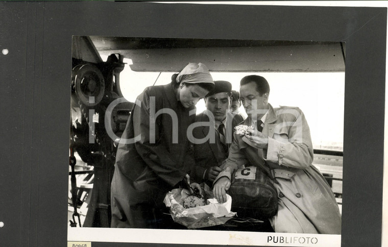 1950 CALAIS Artisti del TEATRO ALLA SCALA dividono un panettone sul traghetto 