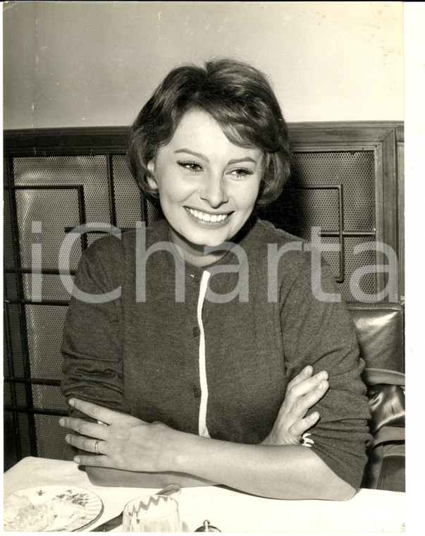 1970 ca ROMA (?) Ritratto di Sophia LOREN a pranzo *Fotografia 18x24 cm