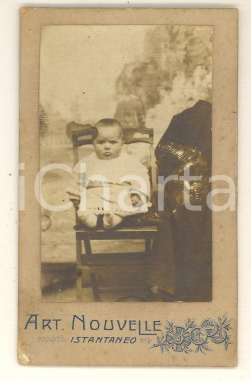 1900 ca AREA ITALIANA Bambino di pochi mesi sulla sedia *Foto ART. NOUVELLE CDV