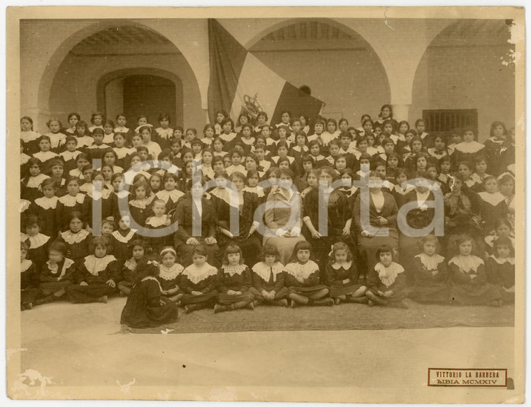 1914 LIBIA Scuola elementare femminile con il tricolore Foto Vittorio LA BARBERA