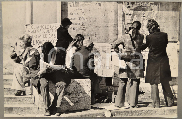 1974 ROMA PCI Manifestazione per la casa davanti a una chiesa *Foto 30x20 cm