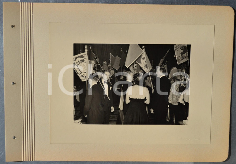 1940 BIELLA Festa di CARNEVALE Invitati con stendardi colorati *Fotografia TOSO
