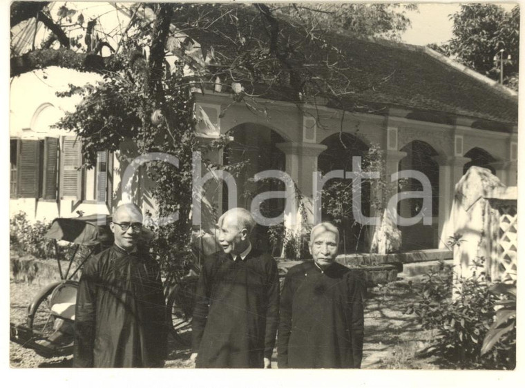1960 ca HUE (VIETNAM) Un padre domenicano con due ex mandarini *Foto 12x10 cm