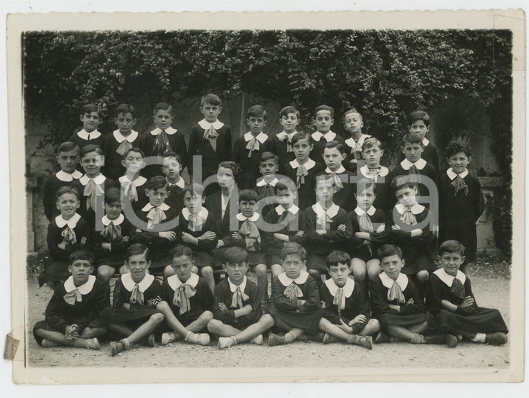 1935 MILANO Classe elementare maschile in un cortile *Foto VINTAGE 18x13 cm