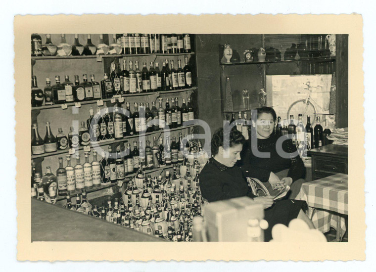 1952 VARAZZE Ritratto di due donne nel bar di famiglia *Foto VINTAGE 14x10 cm