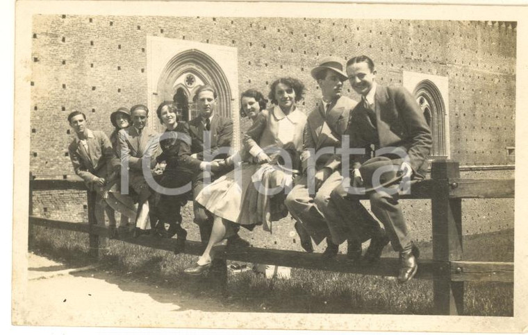 1930 ca MILANO Castello Sforzesco - Gruppo di giovani amici *Foto VINTAGE 11x7