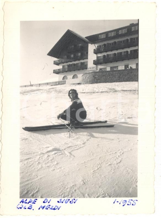 1955 ALPE DI SIUSI Sciatrice con l'albergo MEZDI *Foto VINTAGE 7x9 cm
