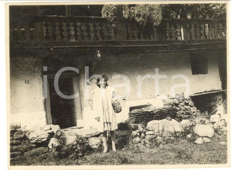 1928 MACUGNAGA (VB) Bambina presso una dimora di campagna *Fotografia 12x8 cm