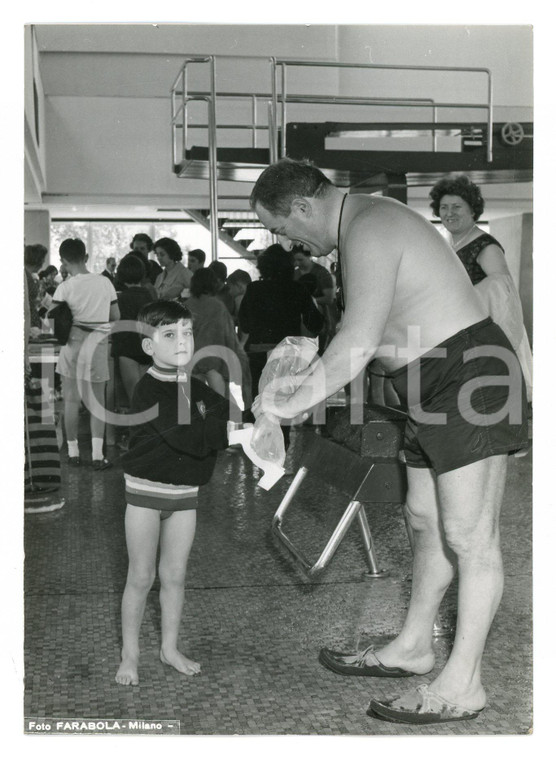 1960 ca MILANO NUOTO Bambino al suo arrivo in piscina *Foto FARABOLA 10x15 cm