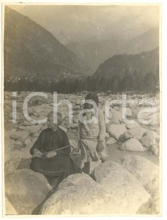 1929 MACUGNAGA (VB) Nonna e nipote lungo il torrente ANZA *Foto 8x12 cm