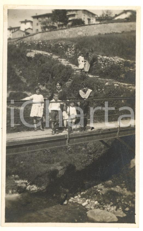 1920 SERINA (BG) Ritratto di famiglia su un ponticello *Foto VINTAGE 7x11 cm