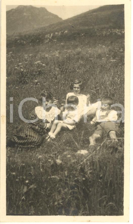 1920 SERINA (BG) Gruppo di bambini su un prato *Foto VINTAGE 7x11 cm