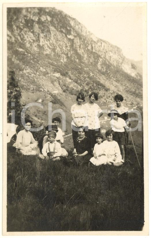 1920 SERINA (BG) Gruppo di famiglia su un prato *Foto VINTAGE 7x11 cm