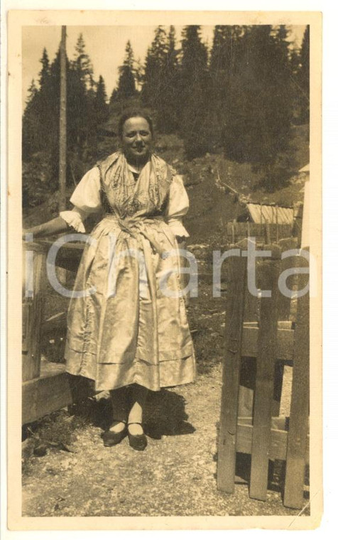 1928 TRENTINO VAL DI FASSA Giovane donna in costume tradizionale *Foto 6x11 cm