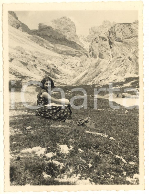 1933 TRENTINO VAL DI FASSA Giovane donna sui prati del RIFUGIO VAJOLET Foto 9x11