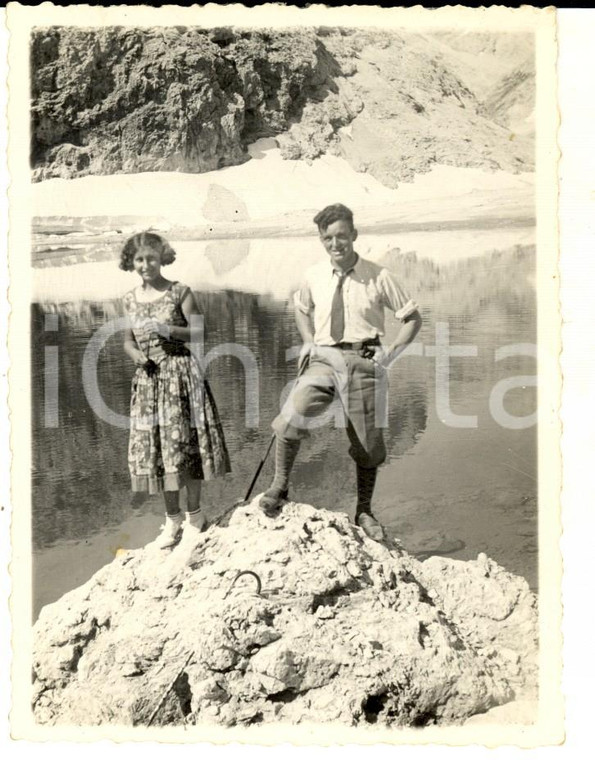 1932 DOLOMITI - LAGO ANTERMOIA Coppia di giovani escursionisti *Foto 8x12 cm