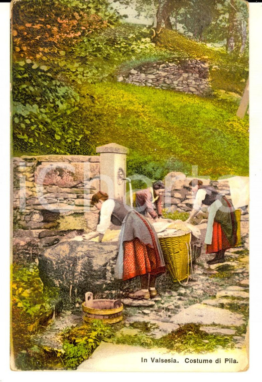 1911 PILA VALSESIA (VC) Donna lavano i panni in costume tradizionale *Cartolina