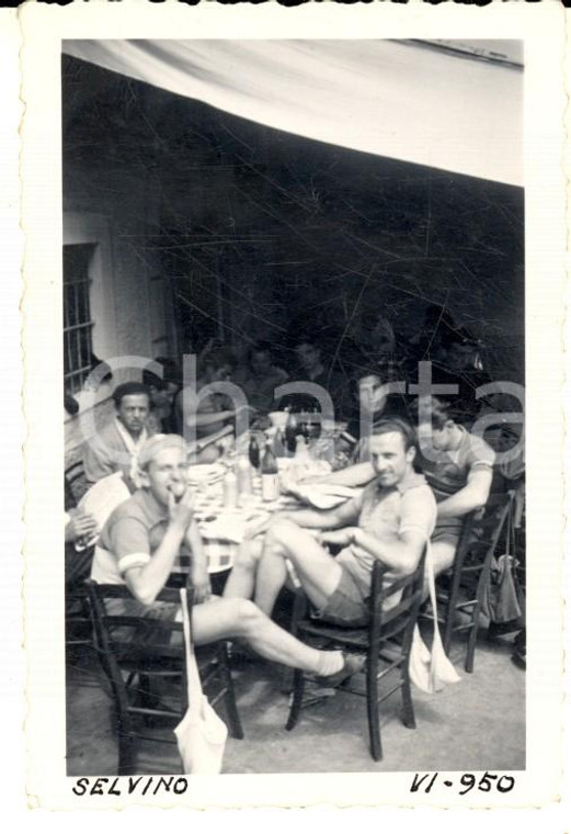 1950 SELVINO (BG) Pranzo di giovani ciclisti *Fotografia VINTAGE 6x9 cm