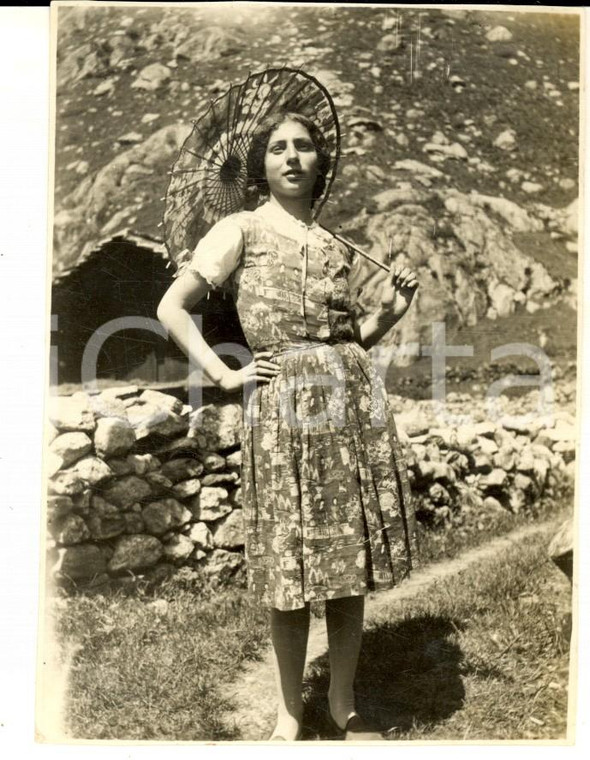1930 MACUGNAGA (VB) Giovane donna con un parasole *Foto VINTAGE 8x12 cm