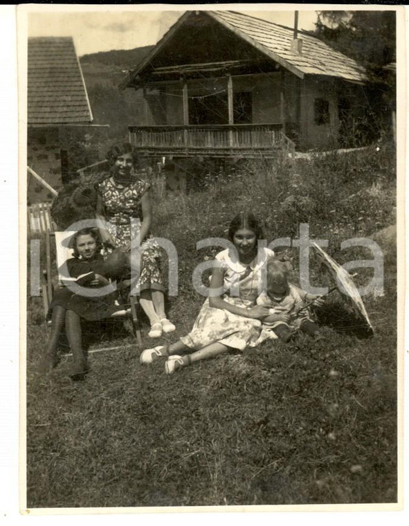 1930 MACUGNAGA(VB) Bambine sul prato con parasole in carta *Foto 8x11 cm