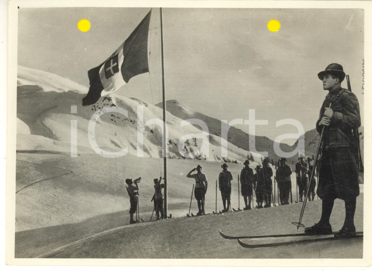 1941 WW2 Alpini sugli sci all'alzabandiera - Foto per cartolina ditta MARZARI