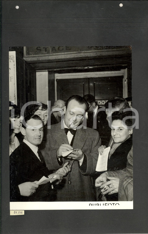 1950 LONDON Tournée TEATRO SCALA Tito GOBBI concede autografi *Foto 25x35