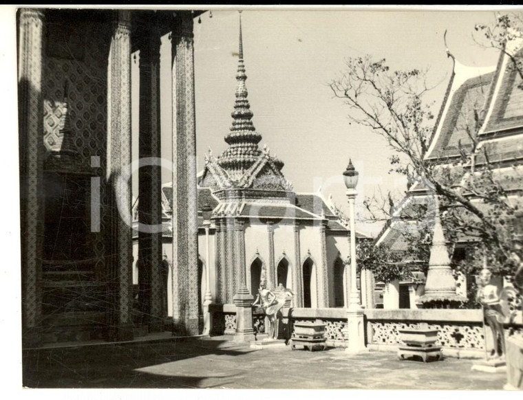 1960 ca BANGKOK (THAILANDIA) Veduta nel recinto di un tempio *Foto 12x10