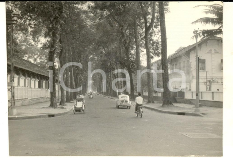 1960 ca SAIGON (VIETNAM) Viale alberato con auto e biciclette *Foto 12x10