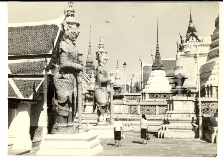 1960 ca BANGKOK (THAILANDIA) Visitatrici nel recinto di un tempio *Foto 12x10 cm