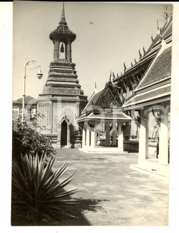 1960 ca BANGKOK (THAILANDIA) Dentro il recinto di un tempio *Foto 10x12 cm