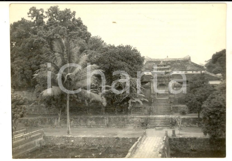 1960 ca HUE (VIETNAM) Il quieto giardino di una tomba imperiale *Foto 12x10