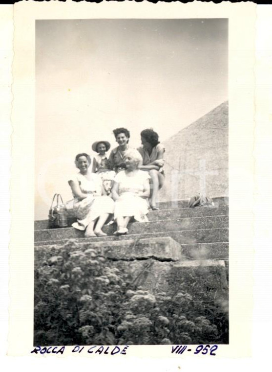 1952 ROCCA DI CALDE' Gruppo di famiglia al femminile *Foto VINTAGE 7x9 cm