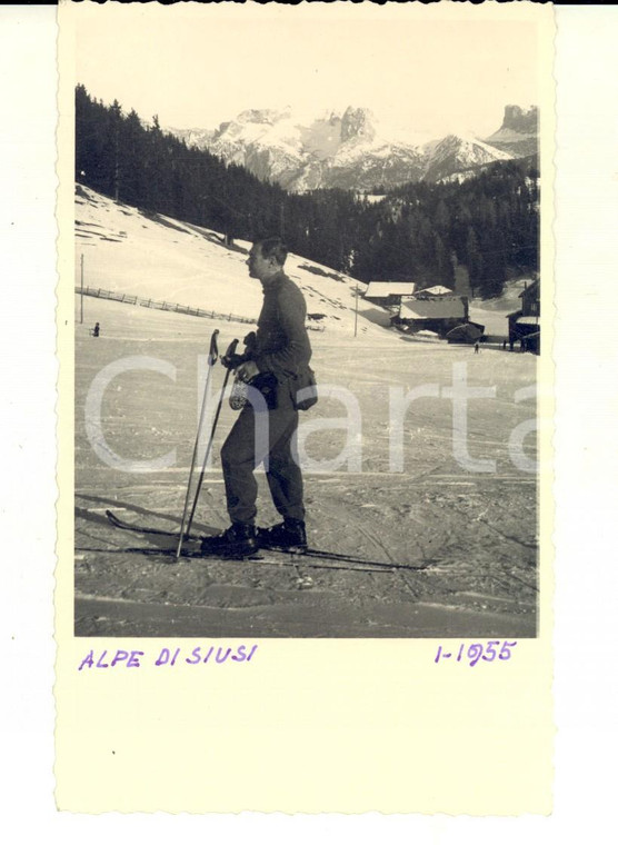 1955 ALPE DI SIUSI Uno sciatore lungo la montagna  *Foto cartolina VINTAGE 