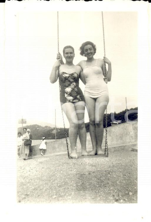 1952 LAGO DI VARESE Due giovani donne in altalena *Foto VINTAGE 7x9 cm