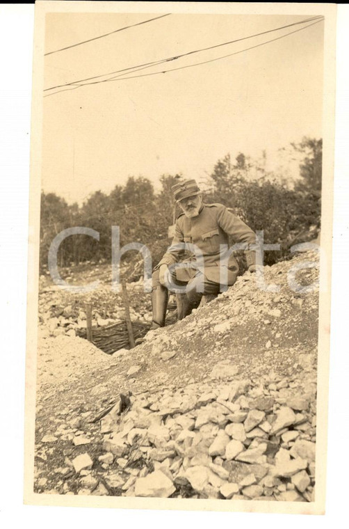 1918 WW1 ZONA DI GUERRA Ufficiale sanitario vicino a una trincea *Foto 10x15