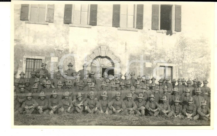 1918 WW1 ZONA DI GUERRA Battaglione di alpini presso dimora rurale *Foto 15x10
