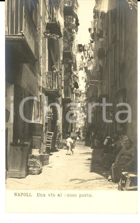 1900 ca NAPOLI Una via al basso porto *Cartolina postale ANIMATA FP NV