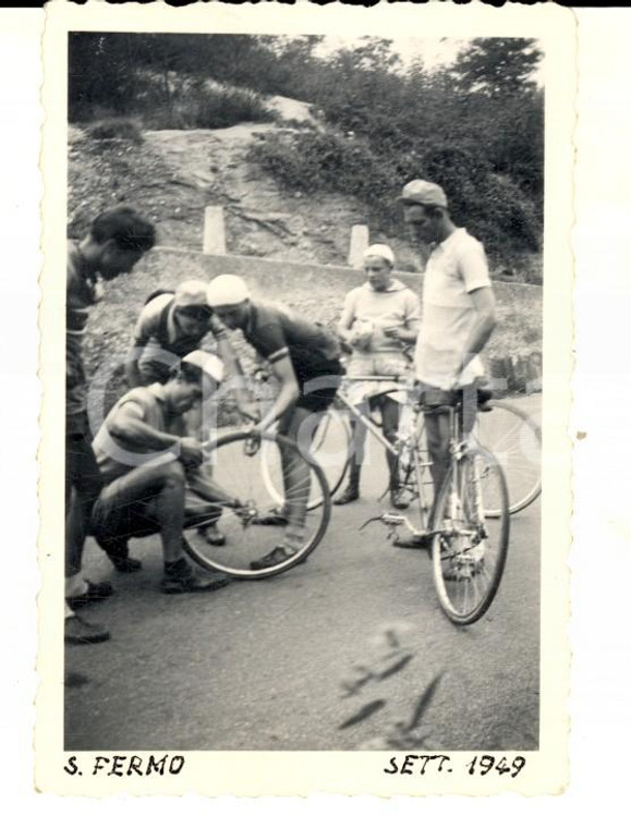1949 SAN FERMO Giovani ciclisti riparano una ruota *Fotografia VINTAGE 6x9