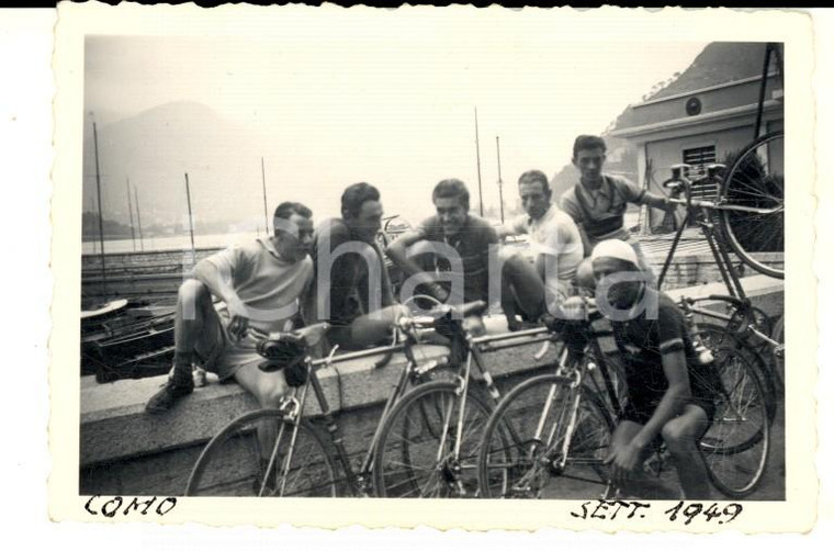 1949 COMO Gruppo di giovani ciclisti a riposo *Fotografia VINTAGE 9x6 cm