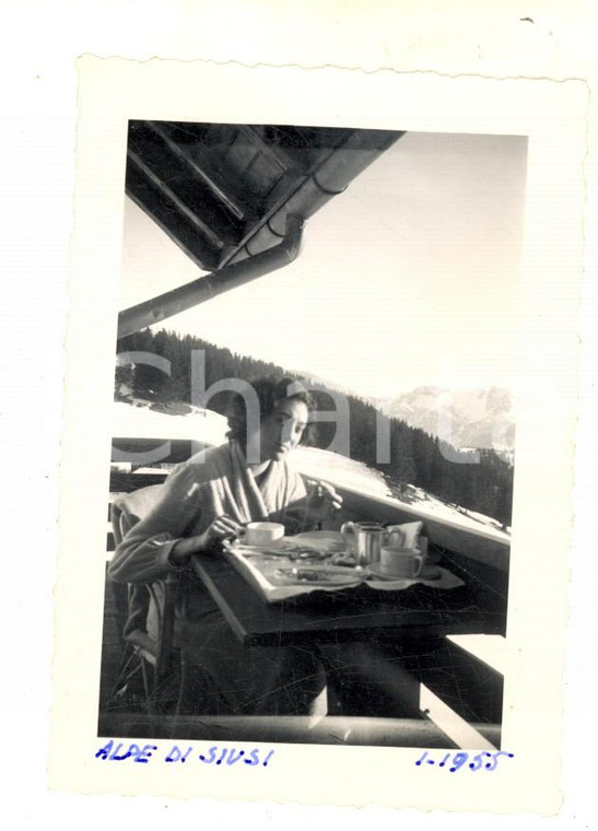 1955 ALPE DI SIUSI La colazione di una sciatrice *Foto VINTAGE 9x7