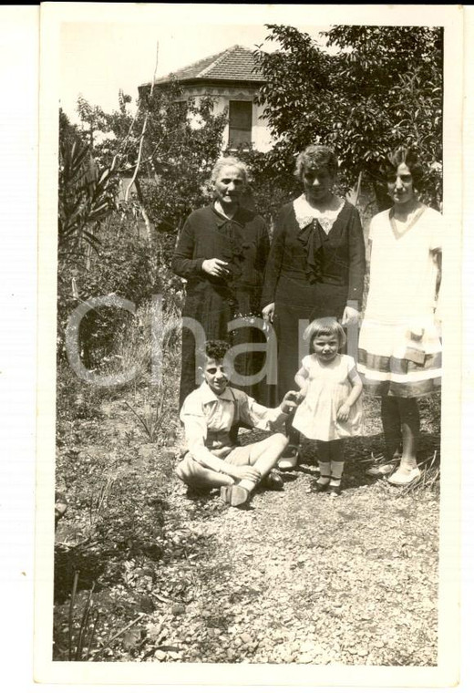 1940 ca AREA LOMBARDA Famiglia presso una dimora di campagna *Foto 7x10