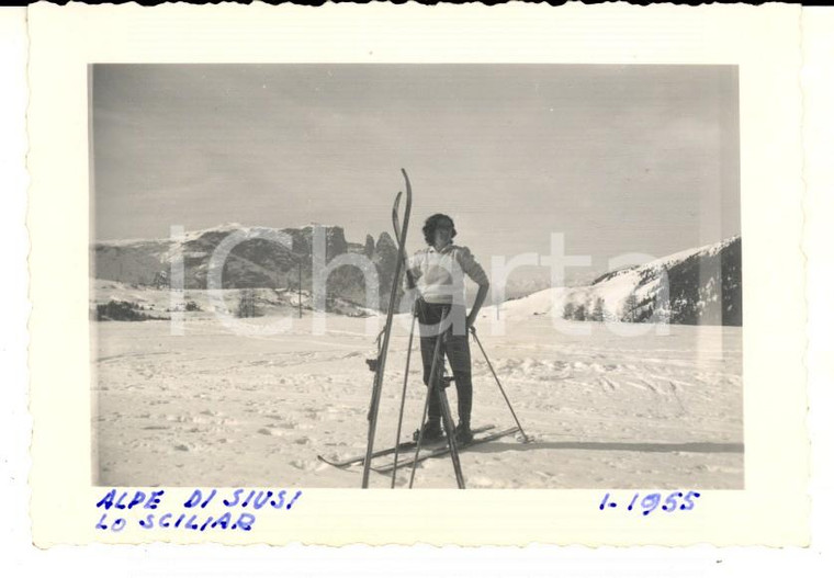 1955 ALPE DI SIUSI Una sciatrice sulle piste *Fotografia VINTAGE 10x7