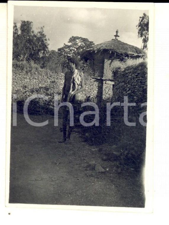 1940 ca AOI ERITREA Giovane indigeno nel proprio villaggio *Fotografia 9x6 cm