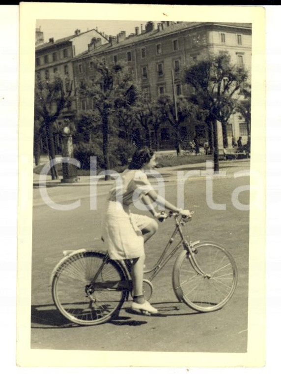 1950 ca MILANO Una fanciulla in bicicletta in centro *Foto VINTAGE 7x9 cm