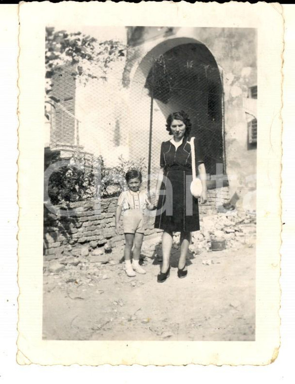1940 ca AREA LOMBARDA Madre e figlio in un paesino di campagna *Foto VINTAGE 8x9