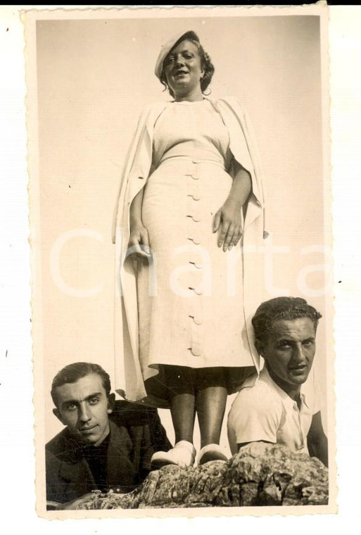 1930 ca AREA LOMBARDA Due amici tra una donna *Fotomontaggio CURIOSO 6x10 cm